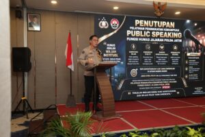 Kabid Humas Polda Jatim Tutup Pelatihan Public Speaking, Tekankan Komunikasi Jujur dan Transparan