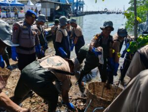 Sinergi Bersih – bersih Pantai, Polres Gresik Wujudkan Indonesia ASRI